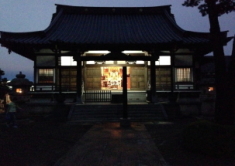 日没後の雲天寺本堂