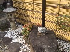 客殿前の蛙の像